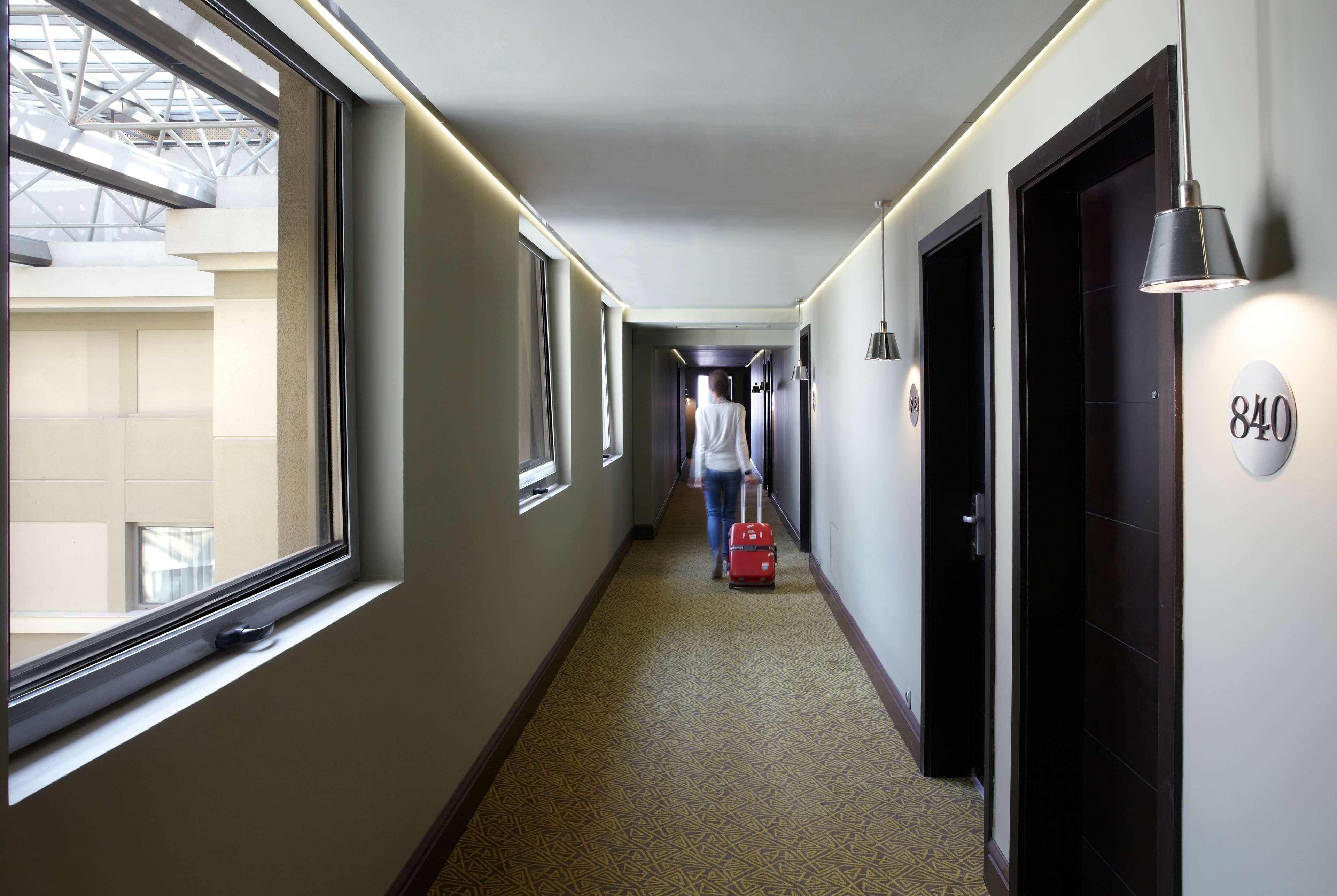 Wyndham Grand Athens Hotel Ngoại thất bức ảnh A typical hotel corridor