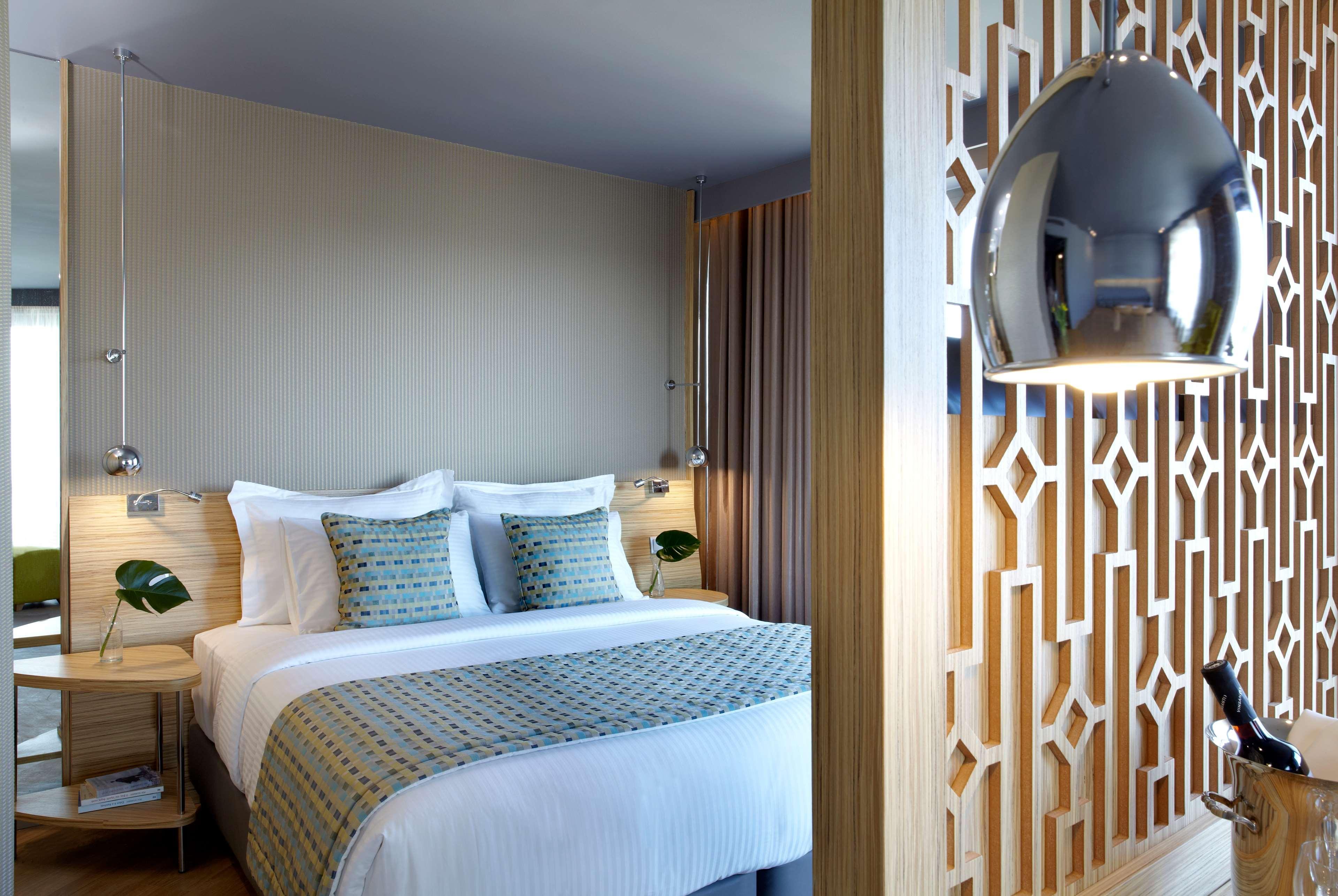 Wyndham Grand Athens Hotel Ngoại thất bức ảnh A bedroom at the hotel