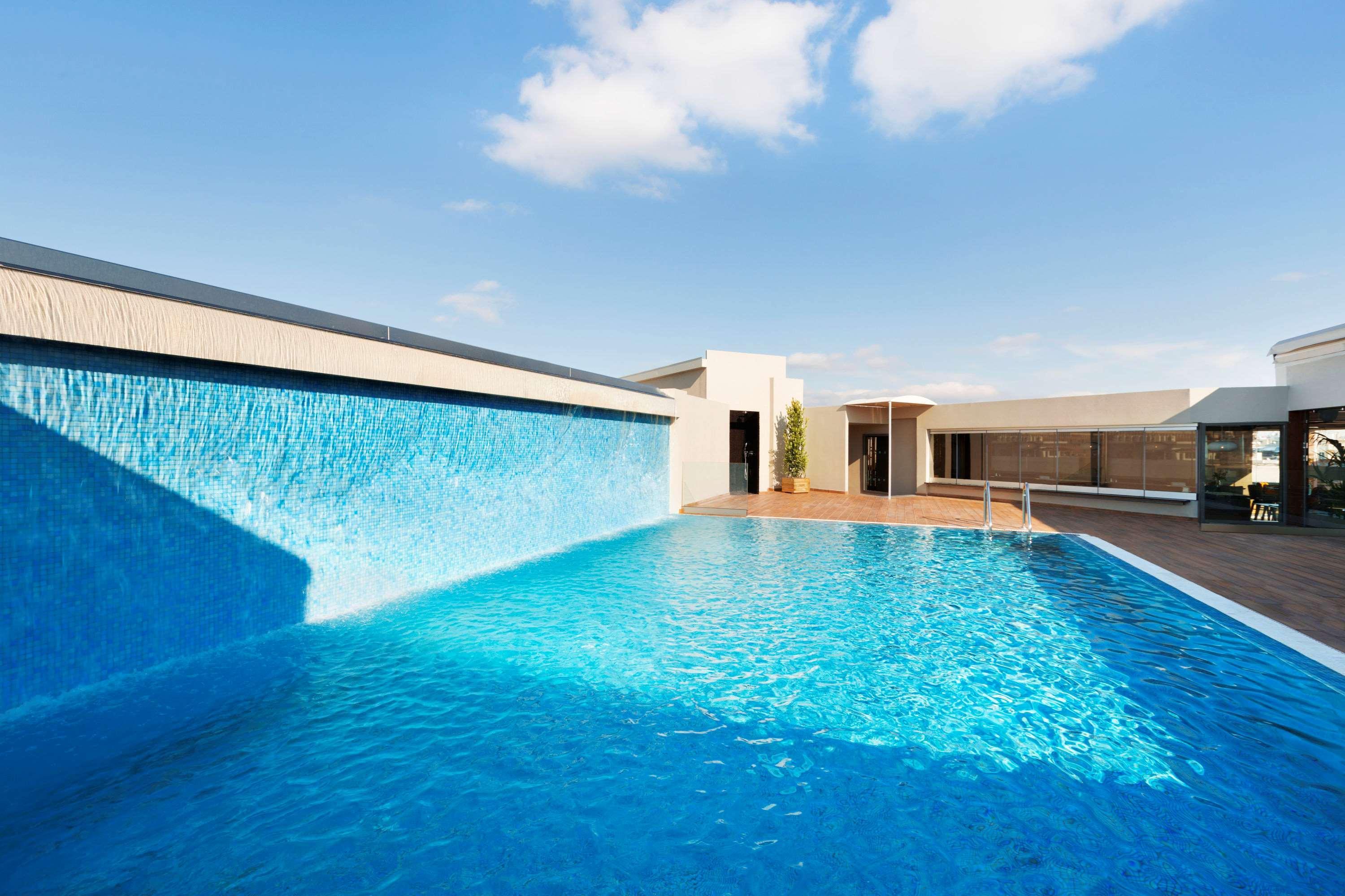Wyndham Grand Athens Hotel Ngoại thất bức ảnh The rooftop pool at the hotel