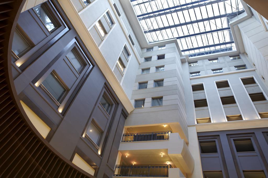 Wyndham Grand Athens Hotel Ngoại thất bức ảnh The atrium of the Business School