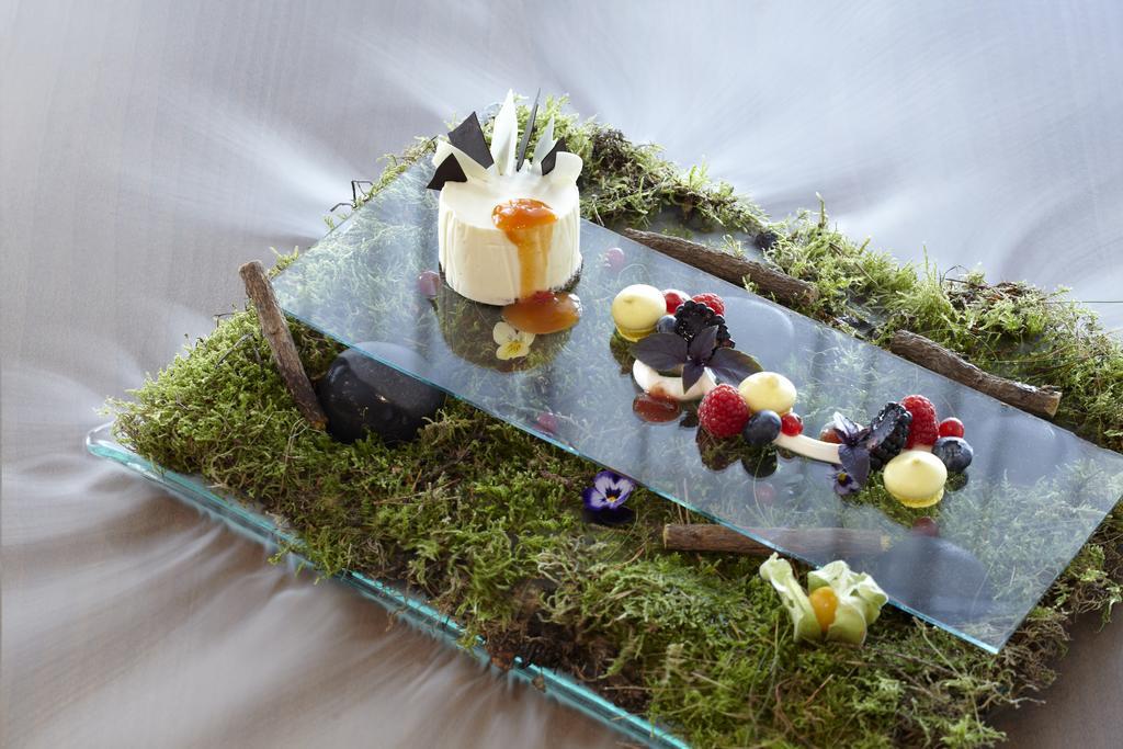 Wyndham Grand Athens Hotel Ngoại thất bức ảnh A dessert